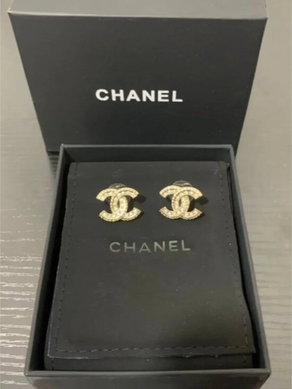 ℒCHANEL Gold Earrings - Picture 3 of 3